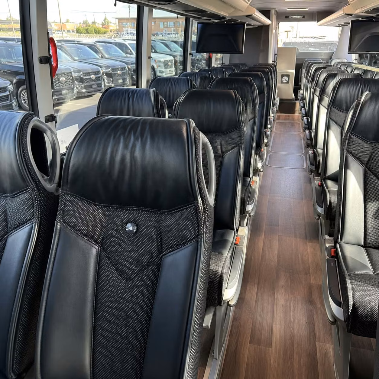 charter bus rentals for large groups heading to austin amphitheaters